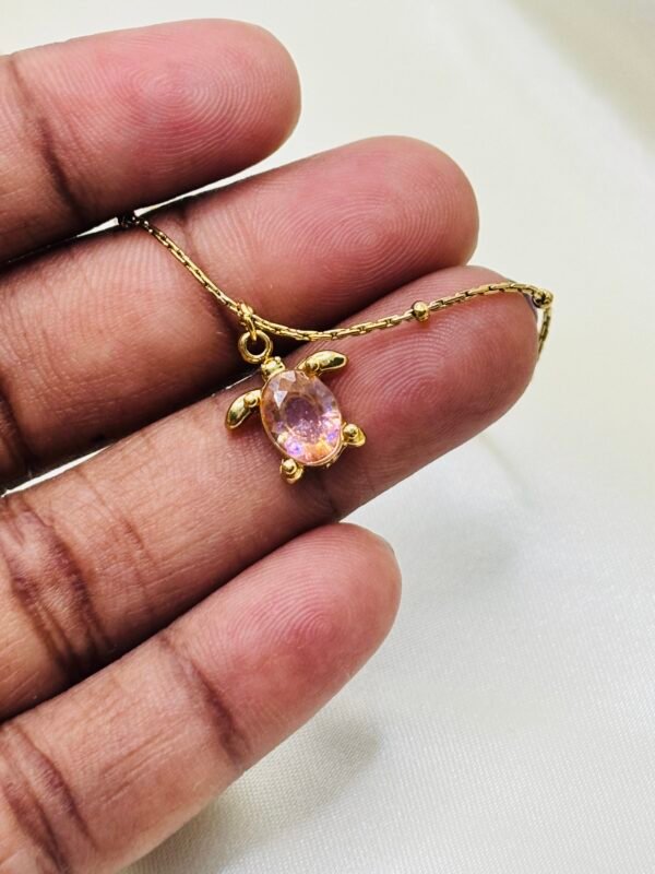 BLUSH TURTLE NECKCHAIN - Image 3