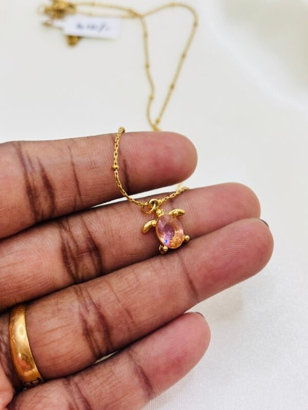 BLUSH TURTLE NECKCHAIN - Image 5