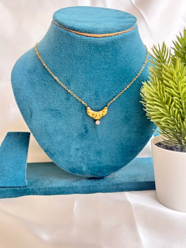 LUNA DROP NECKCHAIN